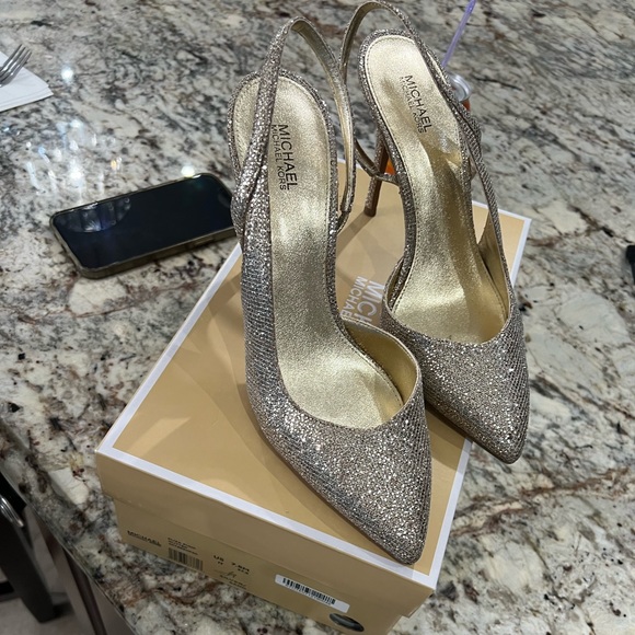 MICHEAL KORS WOMAN GOLD HEELS - Picture 2 of 2